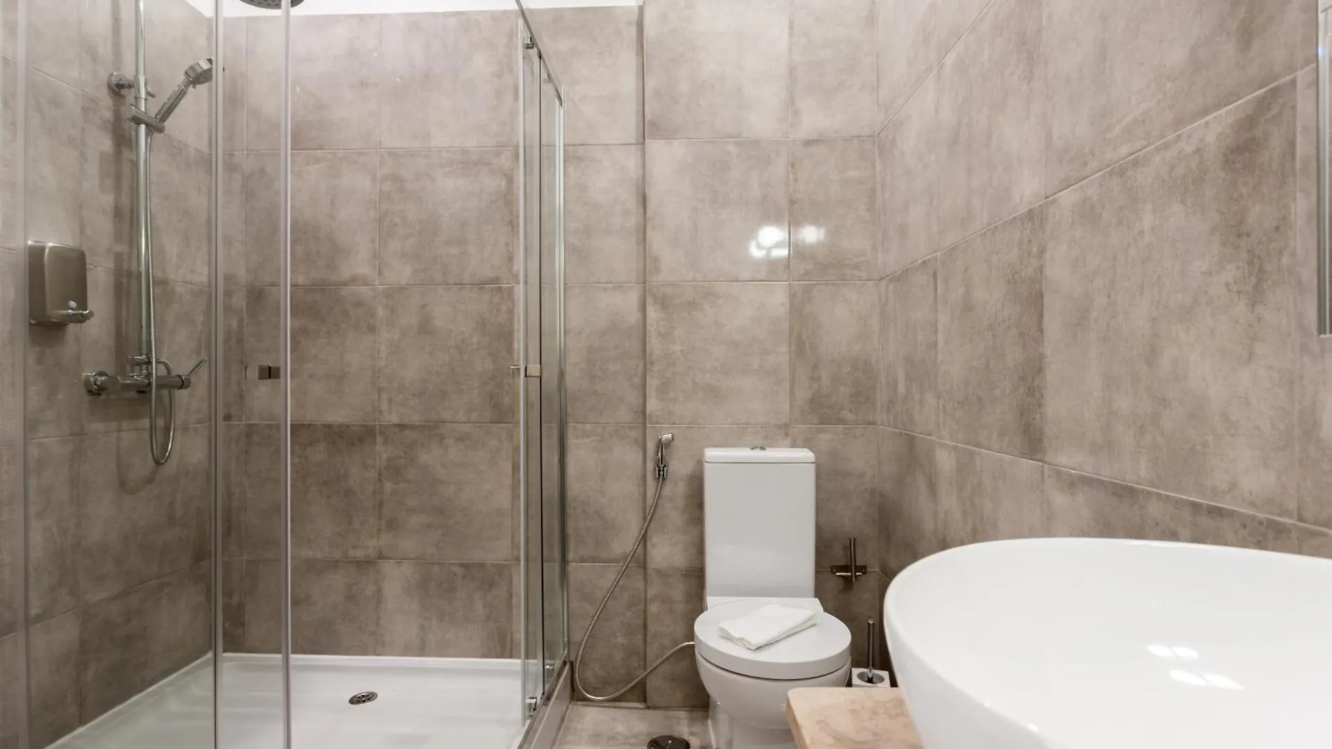 Tejo Vintage Three-Bedroom Apartment - By Lu Holidays Lisbon