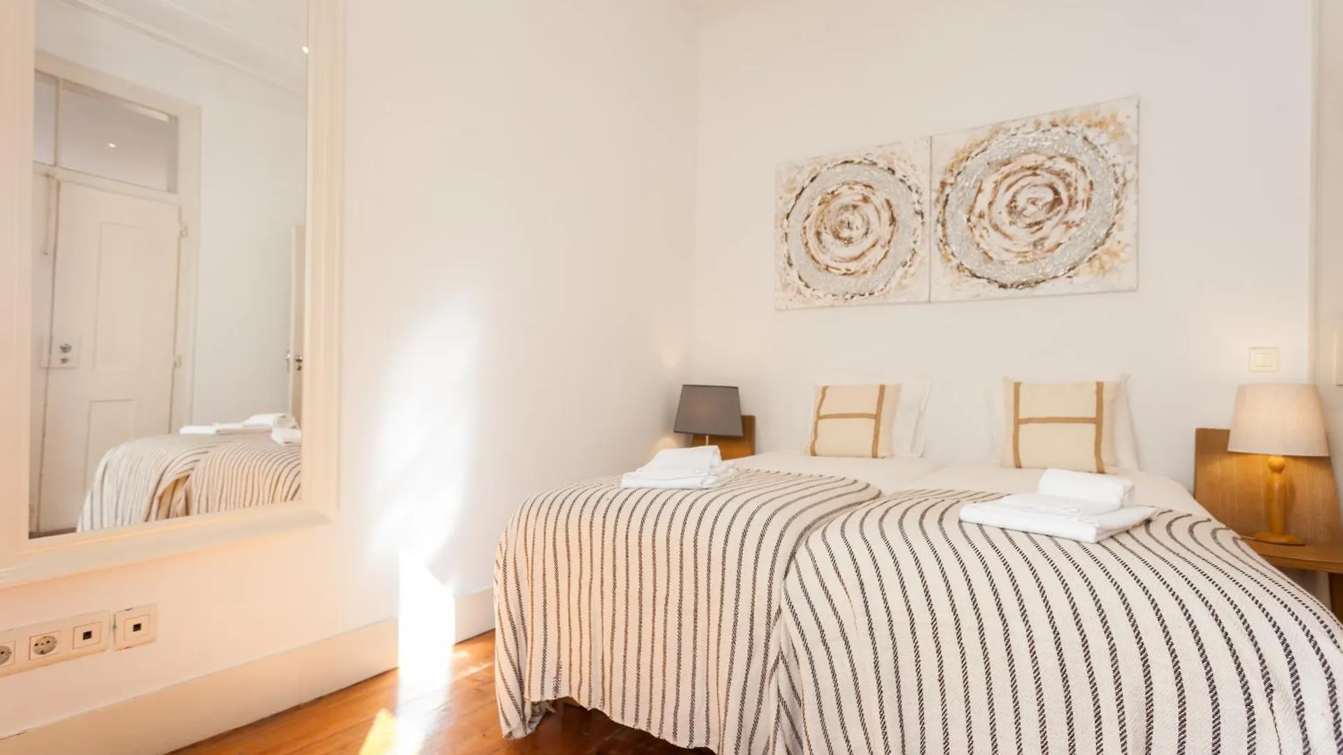 Tejo Vintage Three-Bedroom Apartment - By Lu Holidays Lisbon