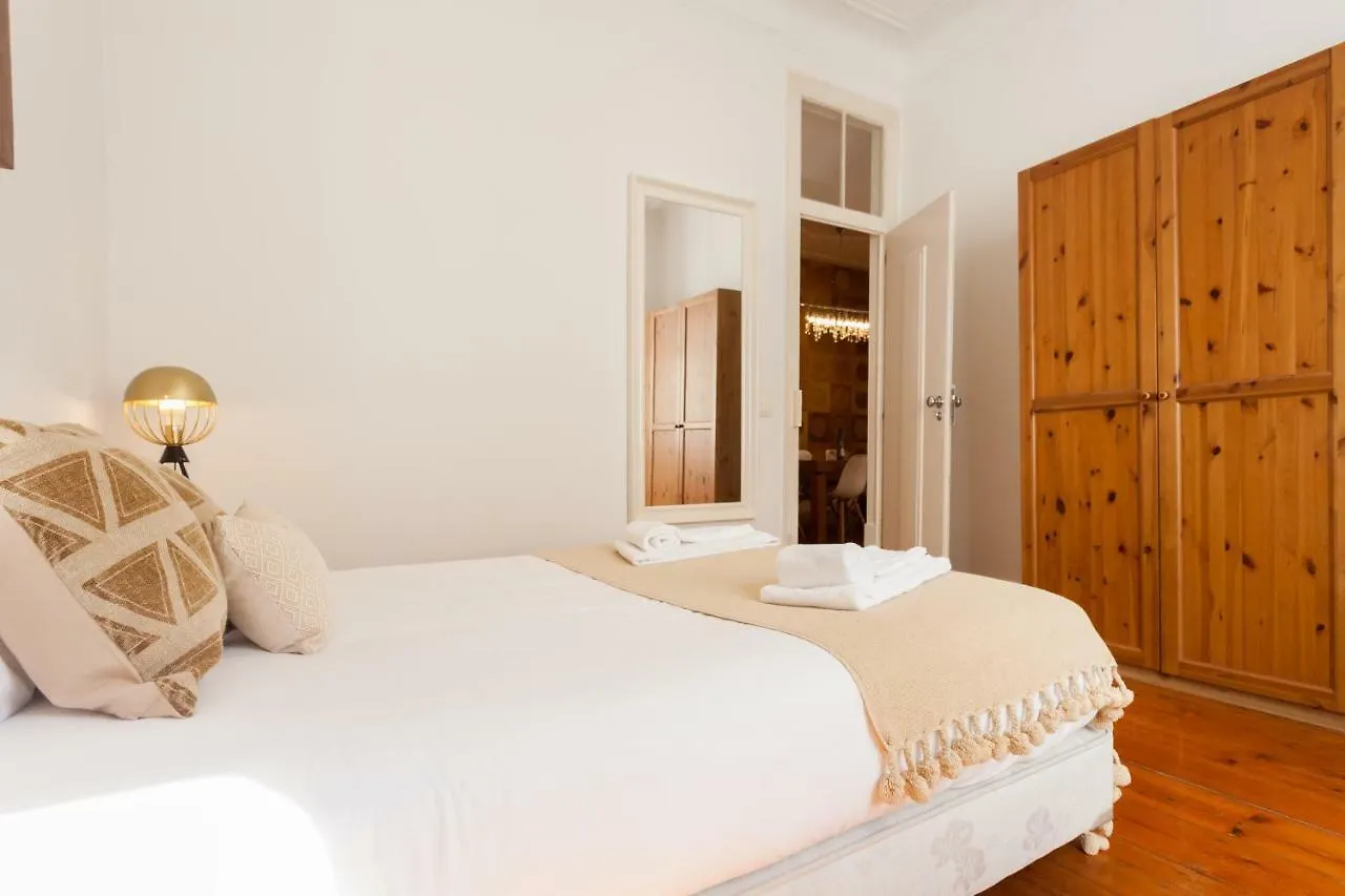 Tejo Vintage Three-Bedroom Apartment - By Lu Holidays Lisbon