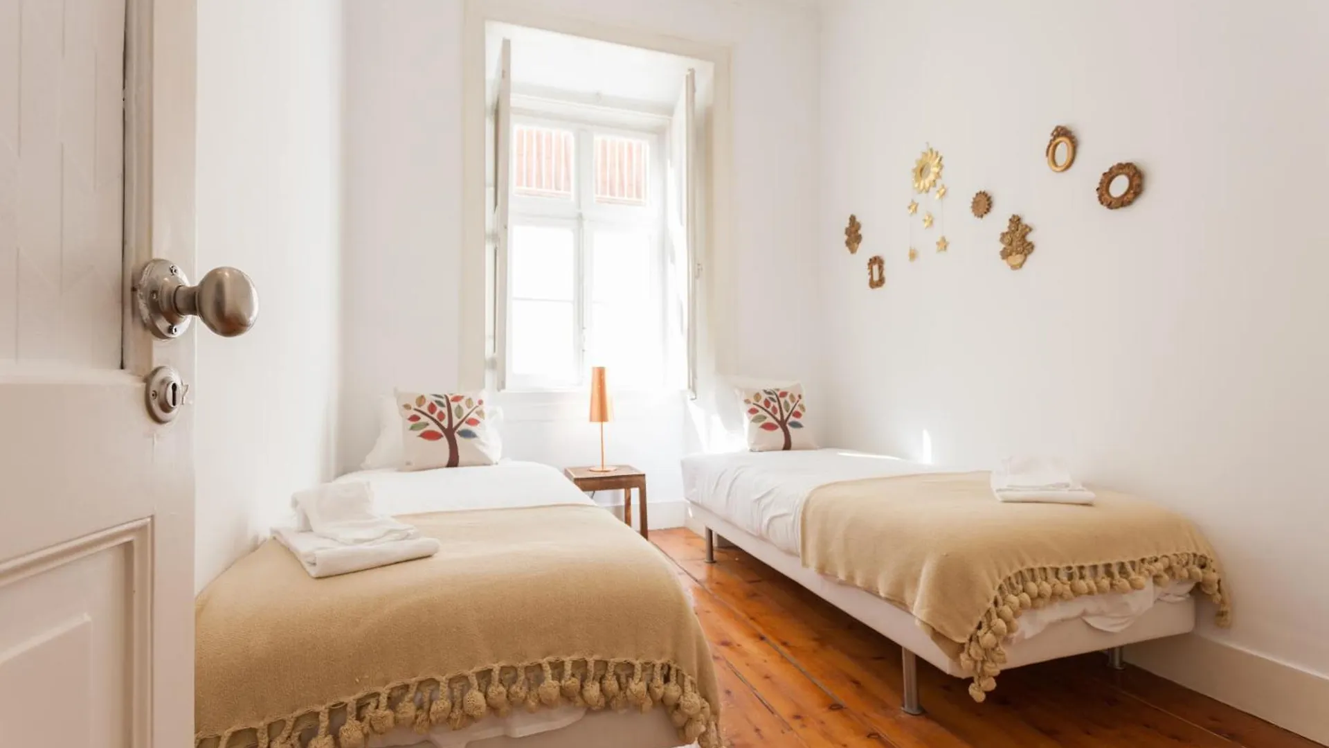 Tejo Vintage Three-Bedroom Apartment - By Lu Holidays Lisbon