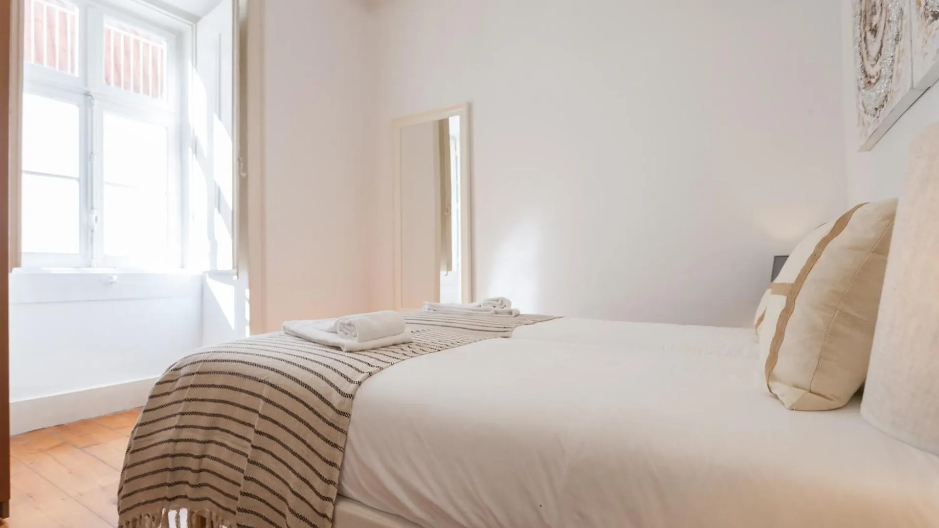 Tejo Vintage Three-Bedroom Apartment - By Lu Holidays Lisbon